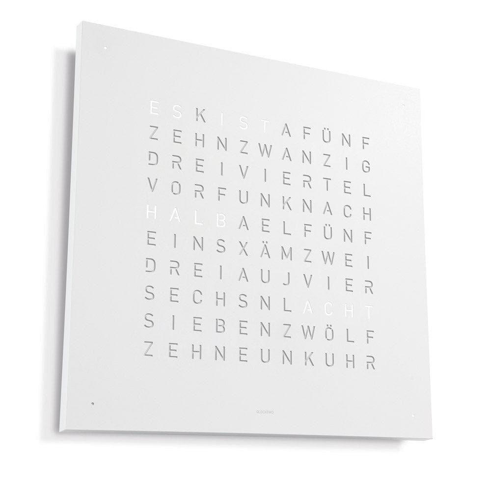 QLOCKTWO EARTH 45 White Pepper – Seitenansicht mit weißem Korpus und klarer weißer Stahlfront, harmonisches Designobjekt für moderne Räume