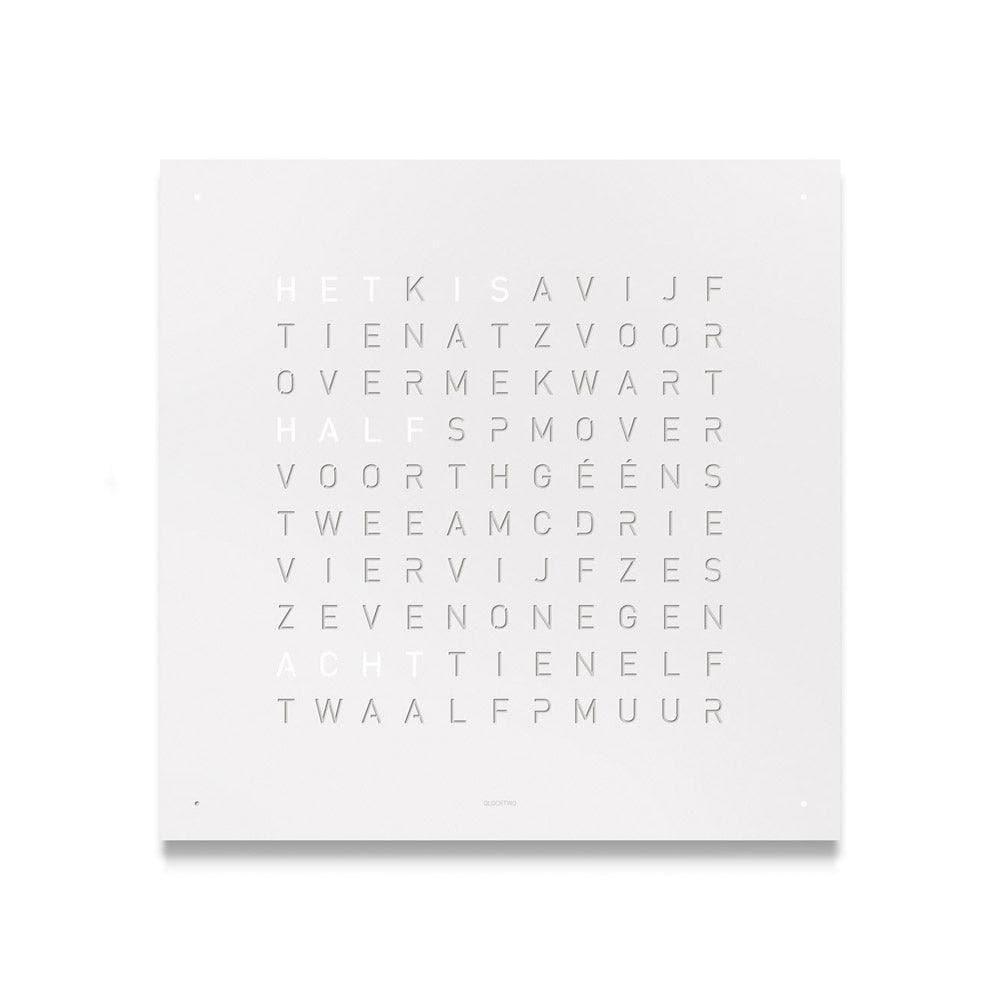 QLOCKTWO EARTH 45 White Pepper – vooraanzicht van de minimalistische witte wandklok met typografische tijdweergave uit de Steel Series