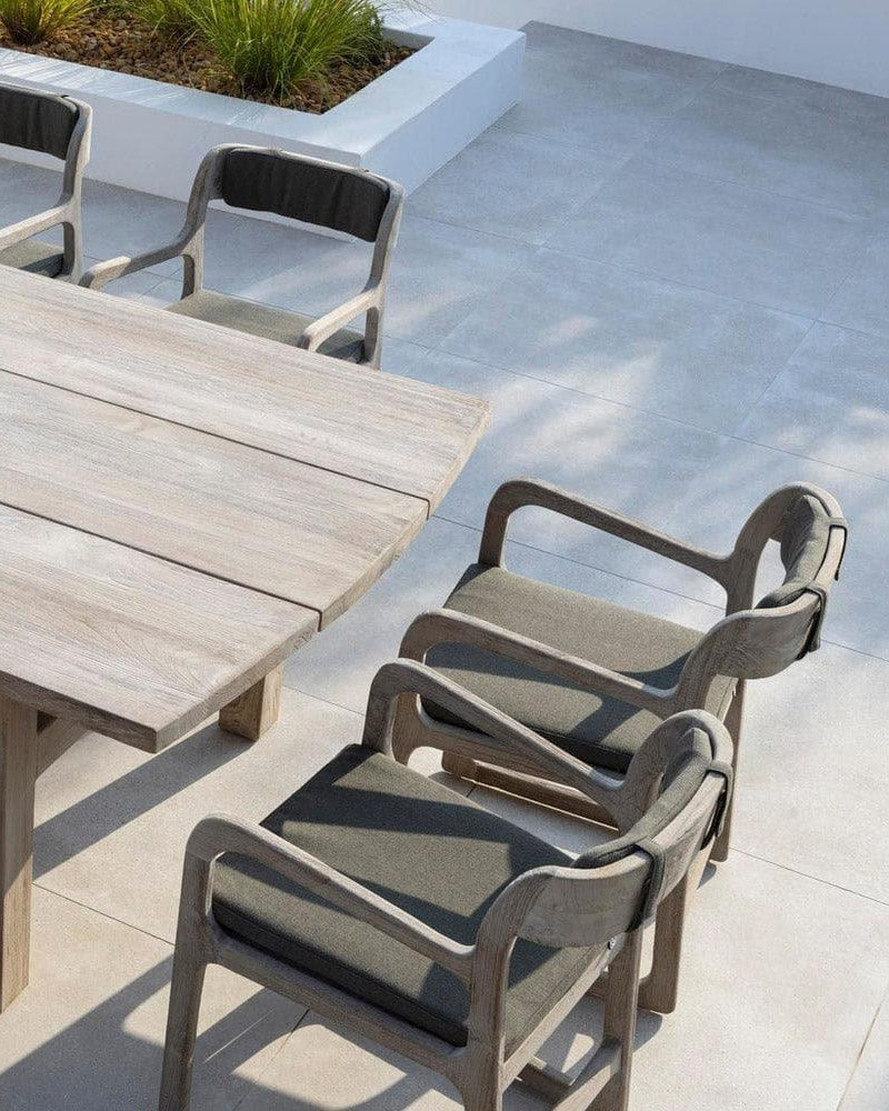 Armlehnstuhl SALLY von Gommaire am Esstisch auf der Terrasse – gemütliches Outdoor-Set mit bequemen Polstern für entspannte Essbereiche im Freien