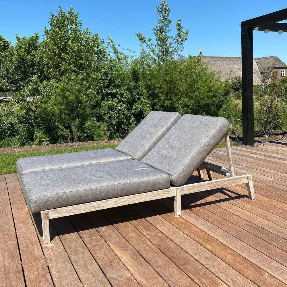 Gommaire SUNNY BED COPENHAGUE auf der Terrasse – stilvolle Sonnenliege aus Teak mit großzügigem Polster für moderne Outdoor-Lounges